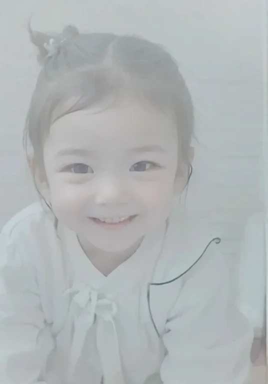 9 years old、Cute is holding a single french fry between her fingers in her room.。


