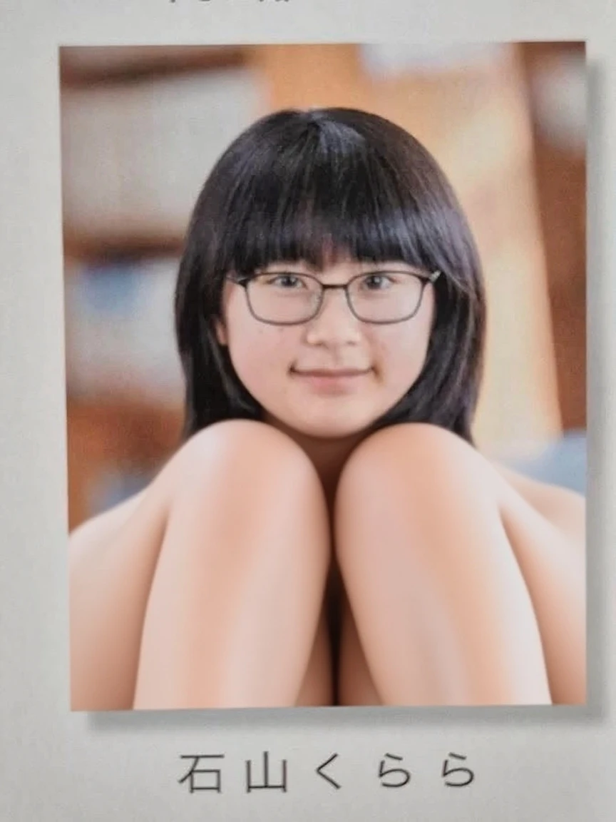 (highest quality, masterpiece),sexy,  erotic, , NSFW, 1 girl, grin and laugh, black hair、short hair,sparkling eyes,  white dress、red frame glasses、(((small breasts、small breasts、flat chest)))、Staring at the penis
