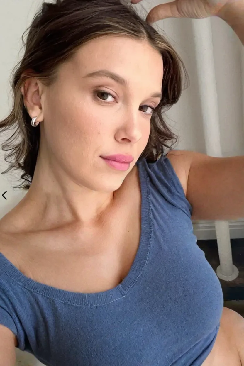 Photo amateur réaliste d'une femme de 25 ans brune aux cheveux long [corps ultra détaillé] assise les gens légèrement écartées et les bras sont naturels ultra sexy dans un fauteil 