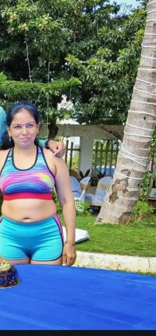 Put the body of a woman who won the Wellness Championship very beautiful showing the belly all out with the abdomen strong and drawn, the arms and shoulders very strong and drawn, with a high reality, do not move the face of the photo