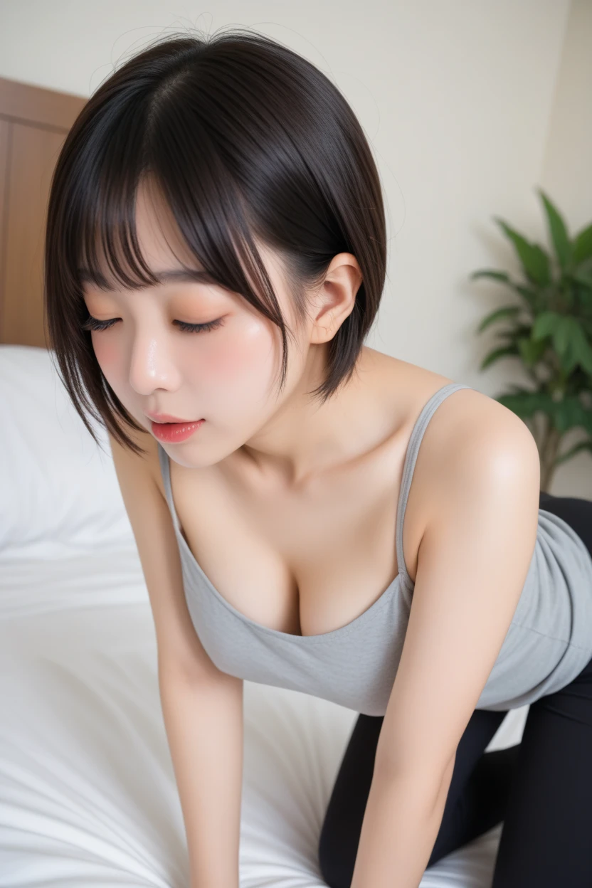 Woman on all fours、The cleavage visible through the gap in the T-shirt