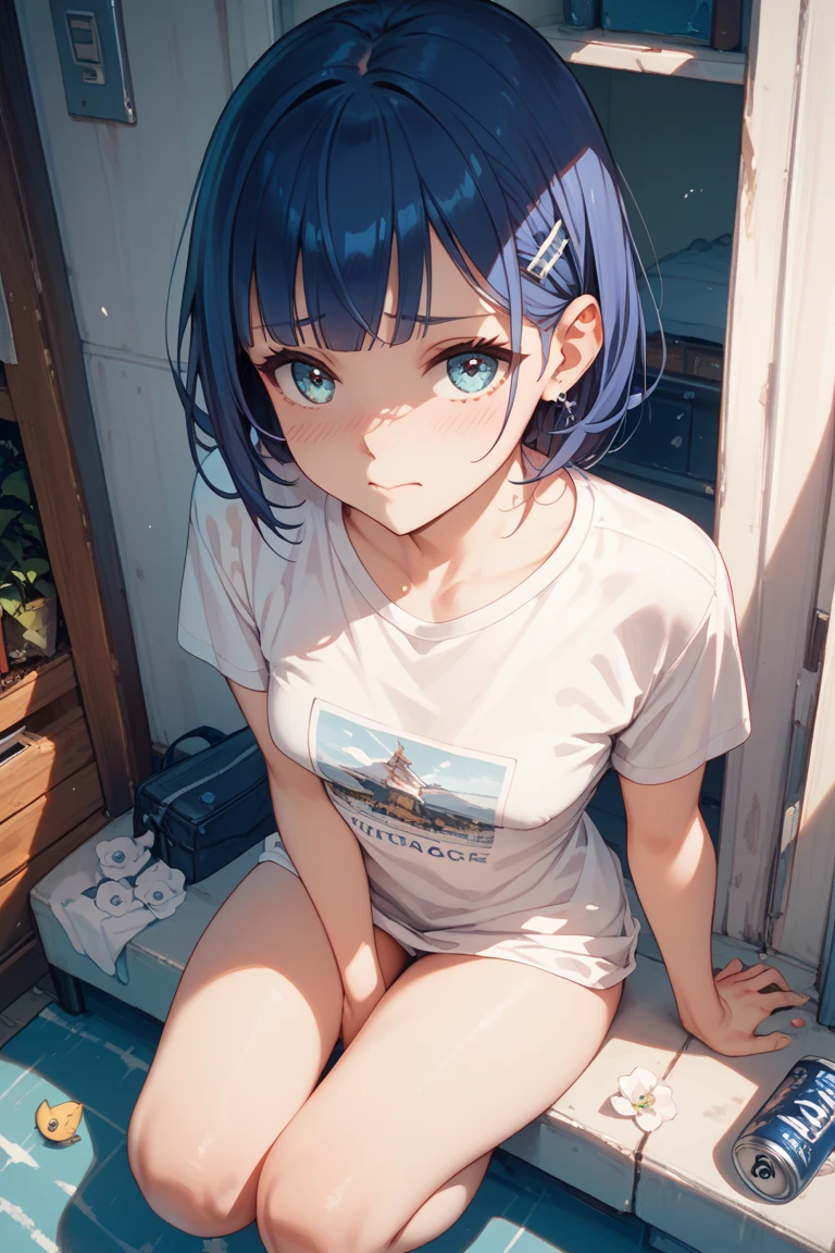 Une fille avec de beau cheveux blancs et long avec les yeux bleus dans un appartement moderne avec un t-shirt blanc et un short