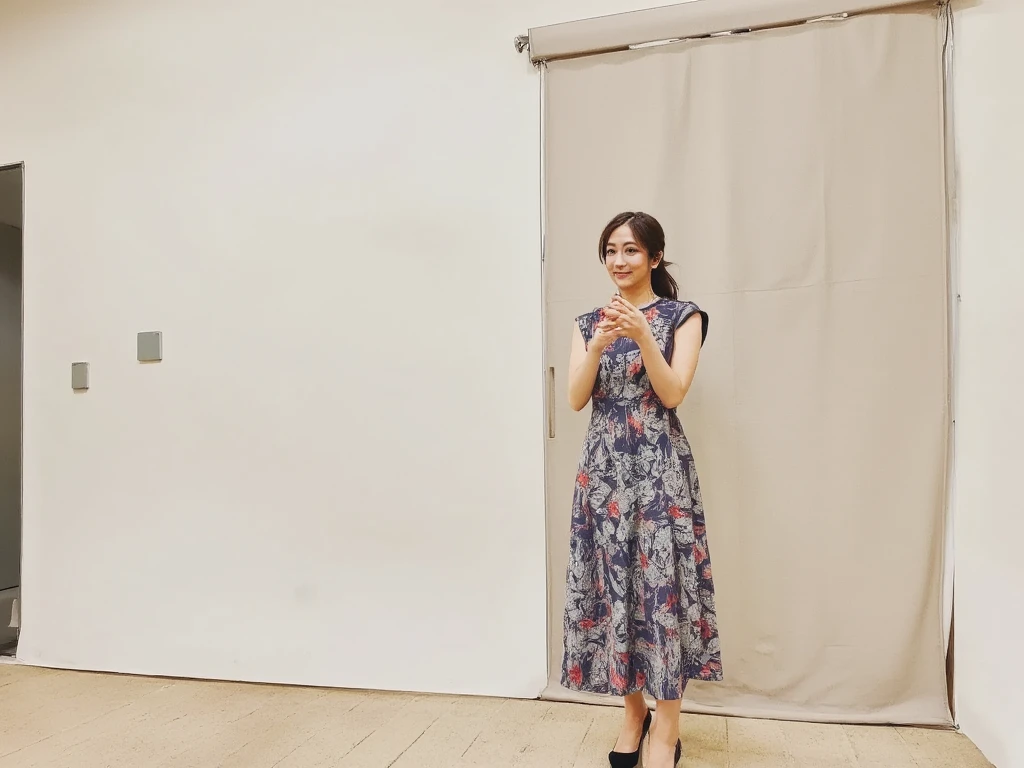 最high quality, In 8K, Masseter region, Vibrant, Sharp focus, high quality, High resolution, Detailed face, fine grain, Thick lips, (Looking at the audience), alone, Beautiful woman, 38 years old, （Standard body type）、（D cup breasts）、（Short black hair:1.5）, Cleavage、（Miami beachfront mansion：1.5）、（Bright room、Wooden wall）、（Marble floor：1.3）、（Large window behind：1.3）、 (The living room of a vast mansion:1.6）、（The sea can be seen from the window）、（Black short-sleeved formal dress:1.6）、（smile:1.5）、（Black pumps:1.5）、（Full body photo：1.2）