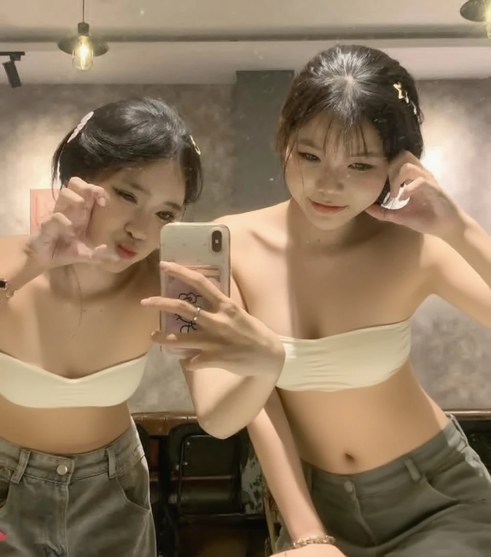 1 Girl ,  Selfie in the mirror, Shorts , Crop top, Asian,Wide open cleavage、Cute pose、Alone。