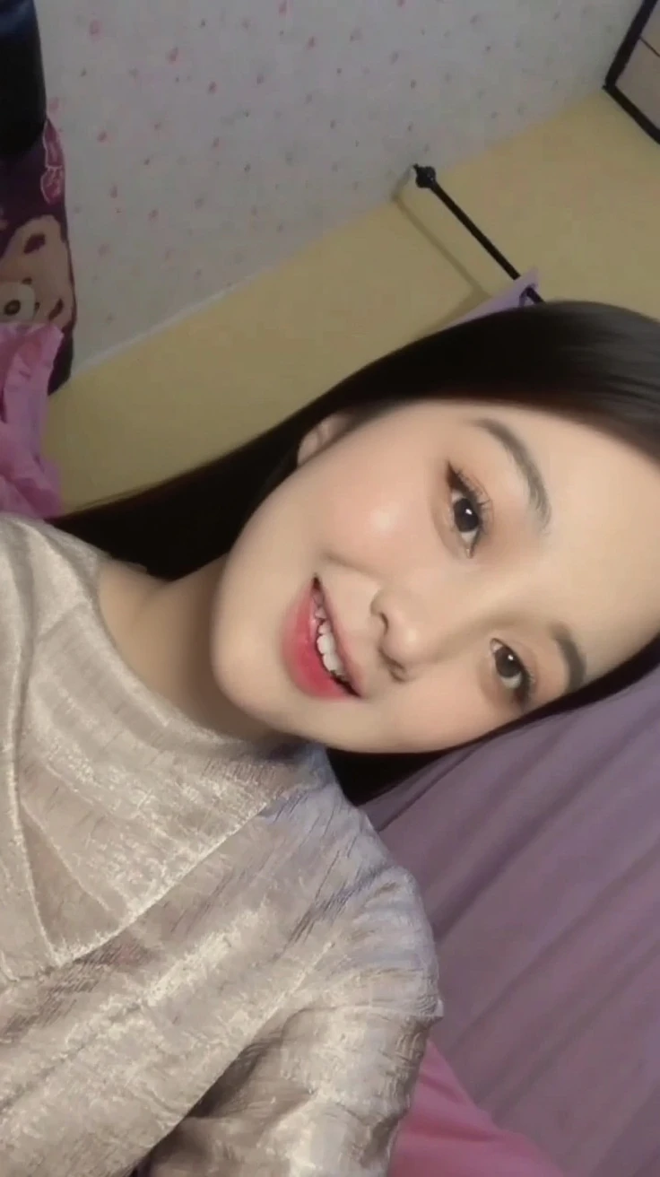 devastated woman with a teddy bear on her lap, adorable and pale korean face, ela tem um rosto fofo, ela tem um rosto fofo e expressivo,  de 19 anos, ruan fofo vtuber, Sun Yunjoo, linda mulher sul-coreana, tzuyu de duas vezes, her face looks like an orchid, she is facing the camera
