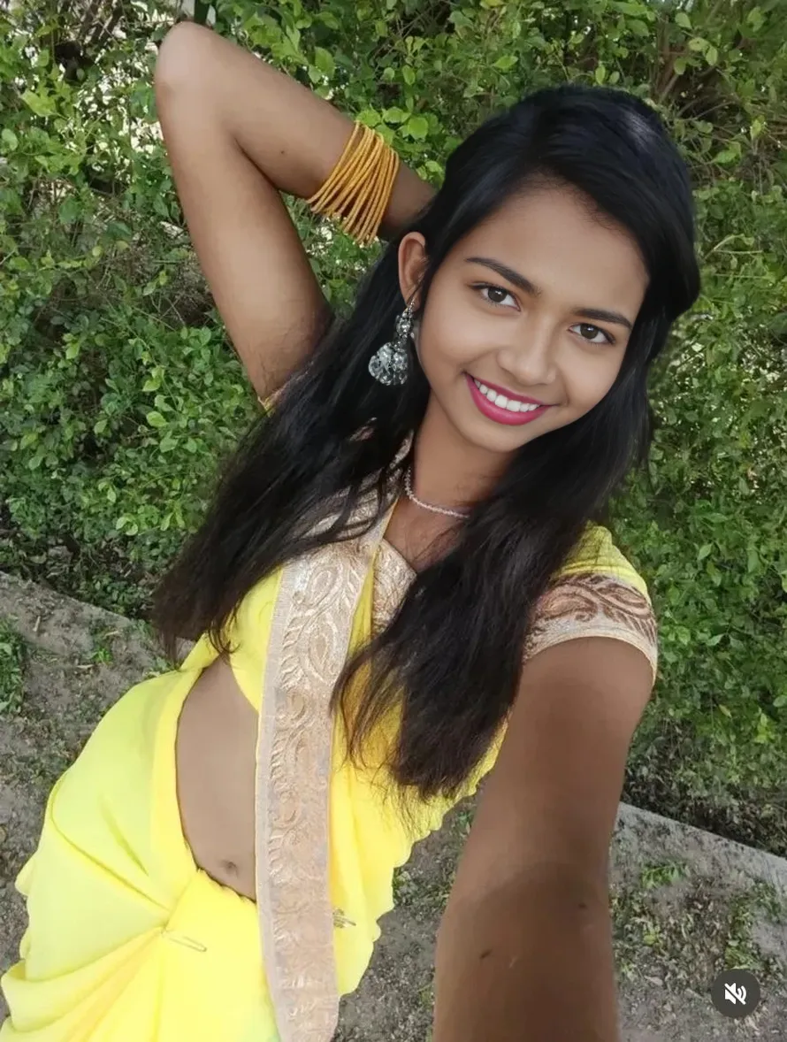 Blurred Indian cityscape, summer、 Black Hair, Beautiful 19 year old Indian woman、summerらしく, ponytail,Masterpiece、smile