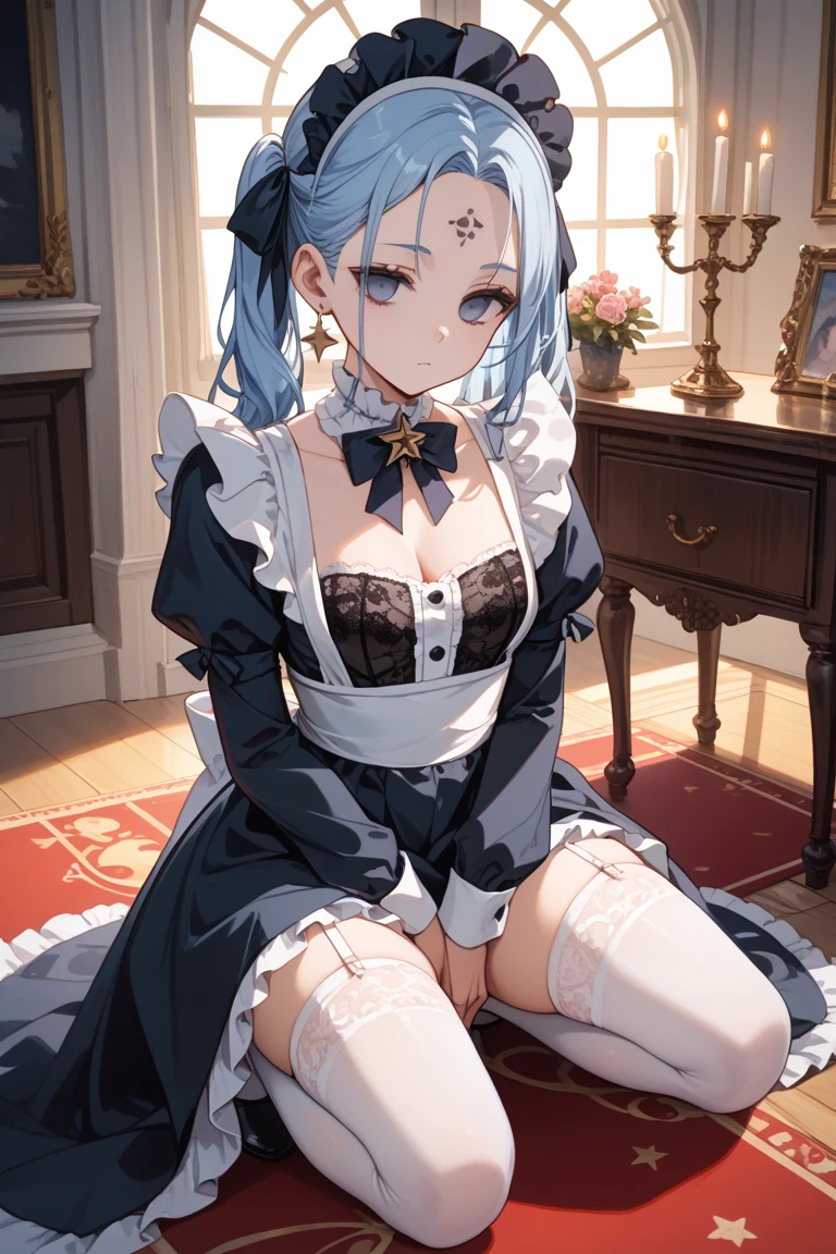 Vêtements de dentelle sexy cosplay père Noël bonnet de nain , couché, épaules nues, fesses nues, seins nues, cheveux blonds, taches de rousseur, lit, chapeau