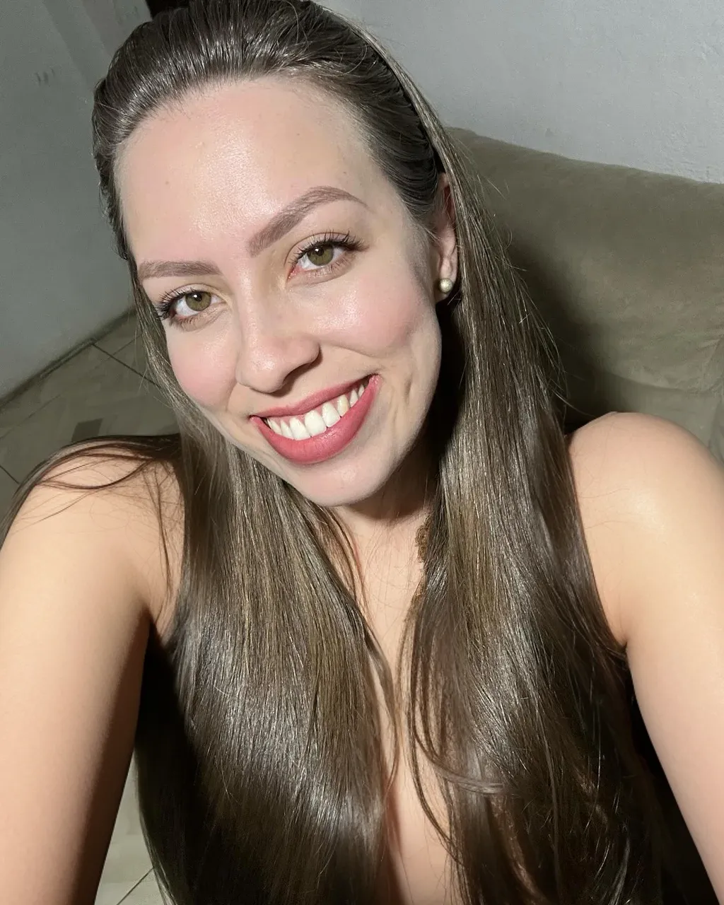 curvy woman with long hair and black blouse smiling, fernanda suarez, beautiful and smiling, powder Nándor Katona, kind smile, looks like fabiula natal, she is smiling, smile cute,  19 years old, she is smiling and happy, she has 2 3, Julia Fontes, 1 8 are