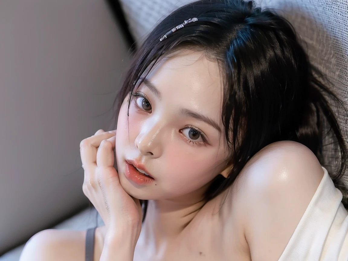 ((1womanl)),  (((Black shorthair))), （masuter piece：1,3）、top-quality、​masterpiece、hight resolution、Original、highly detailed wallpaper、dress code、Luxurious necklace, (A slight smil)、a small face、((Breast))、(Red and blue dress)、(Light on Face)、Live-action style, Beautiful facial features, darkened room, ((Hu Dilan))