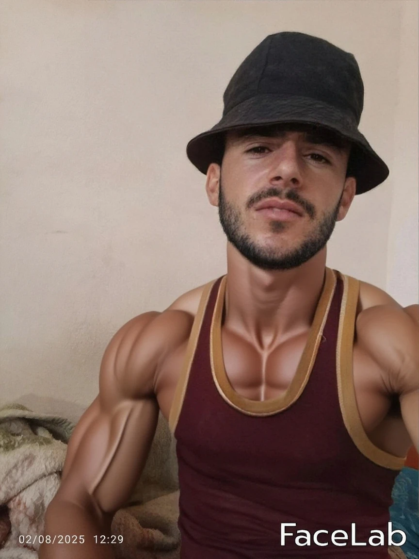 Um homem policial brasileiro, tatuado, gostoso