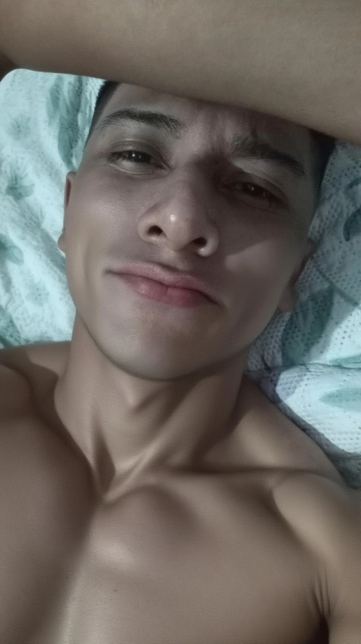 arafed man com tatuagens on his arms and chest deitado na cama, posando na cama, look sexy at the camera, olhos do quarto, na minha cama, com tatuagens, tiro no rosto da parte superior do corpo, Retrato de um punk masculino, selfie de um homem, deitado na cama, sem camisa, looking directly at the camera, tatuado, Lindo jovem, enquanto posava na mesma cama
