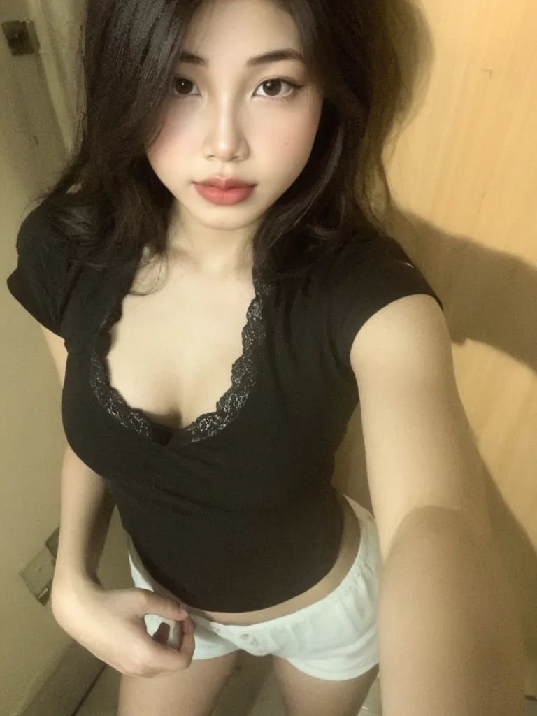 A single photo、One Woman、camisole、Cute waking up face、Awakening、In the futon、Eyes open、No makeup、No makeup、20-year-old、Fair skin、Black Hair、
