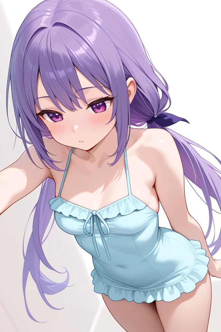 Cabello largo plateado, ojos verdes, headband, necklace, flat breast, summer clothes, purple clothes, sonrisa, happy, muslos hermosos, inside house