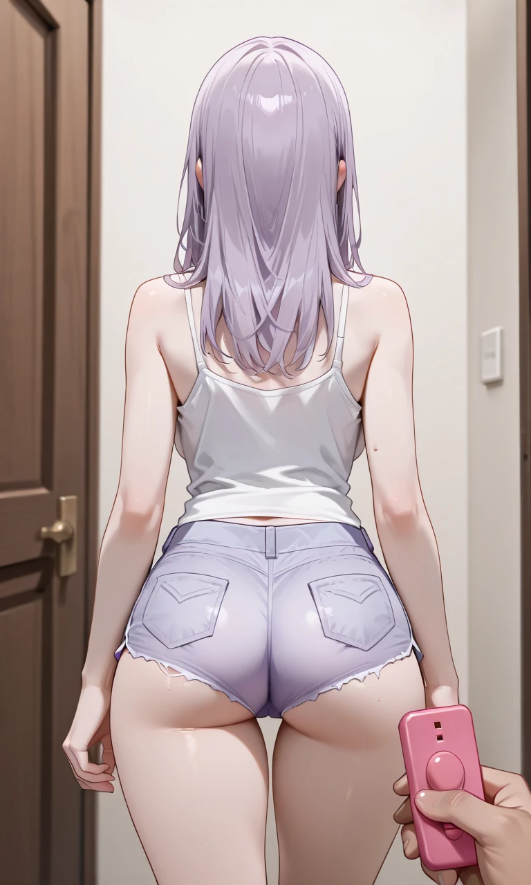 1 garota,cabelo prateado,pele escura,cabelo roxo, shorts de golfinho, shorts rosa, looking back, Bunda, pantyhose,, Obra de arte, melhor qualidade, altamente detalhado