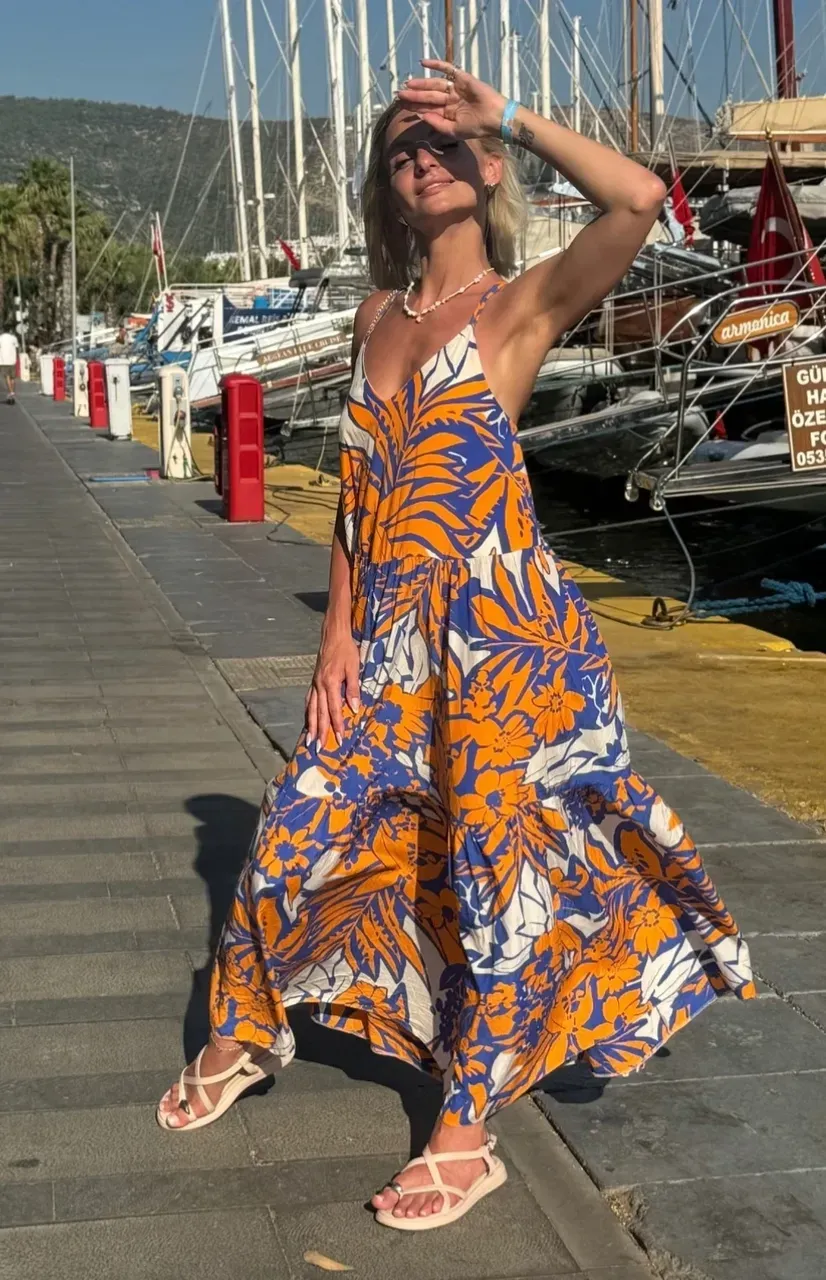 Belle femme marginale en robe légère sexy organisant un spectacle de street art dans une ville fermée à la circulation. Elle est habillée en vetements recyclés qu'elle a personnalisé elle-meme. Elle est gracieuse. Se reflète une féminité empreinte de générosité, de sensibilité et d'empathie notemment sur les questions sociales, écologiques et la Nature. Elle est à l'avant garde de la transition écologique contemporaine.