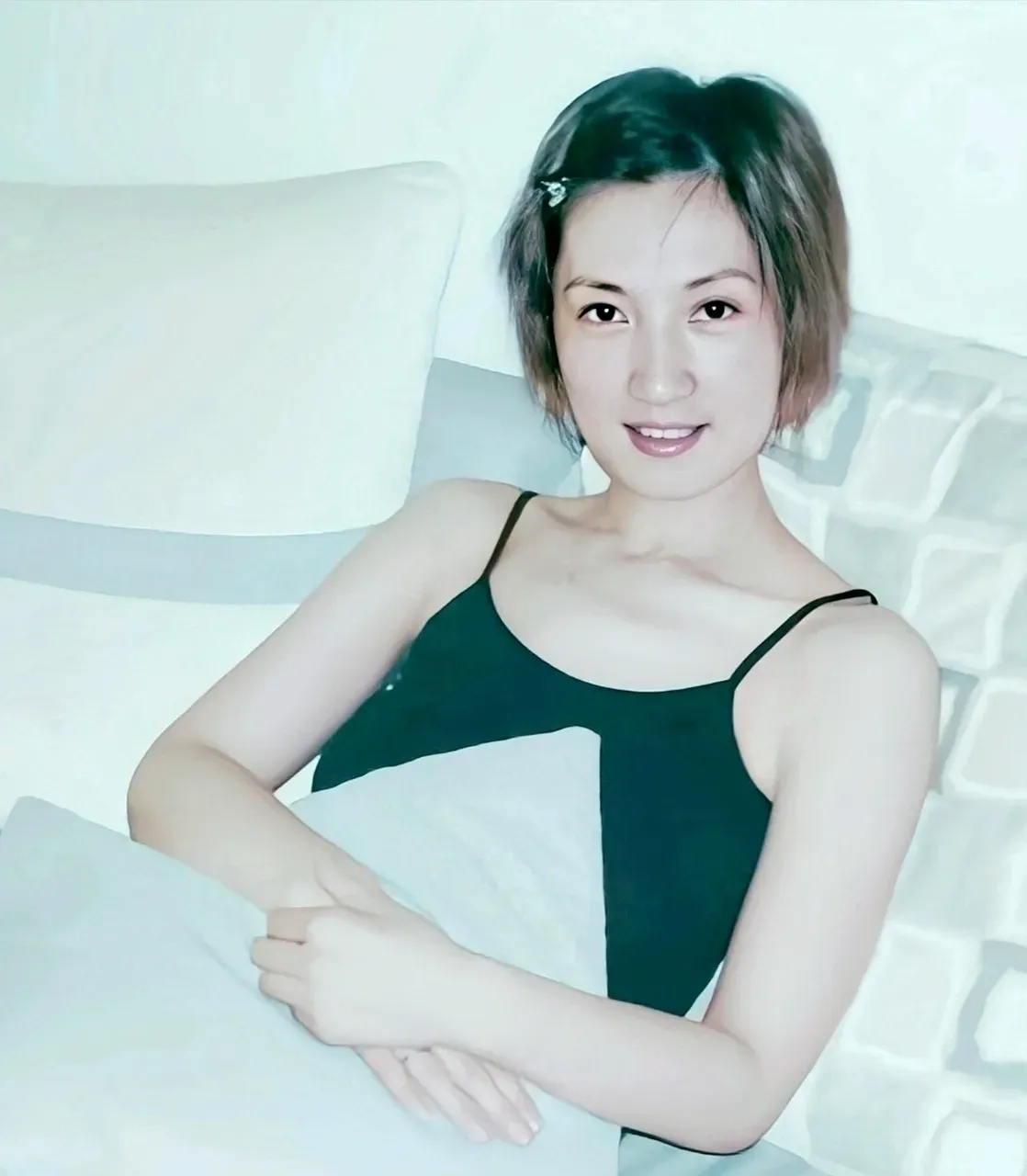 
(20 year old woman,Are standing), (surreal), (High resolution), ((beautiful hairstyle 46)), ((short hair:1.46)), (gentle smile), (breasted:1.1), (lipstick)、full body image、In underwear、detailed face、beautiful legs、detailed 、naked、Breasts fully visible、Seeding press、I really want to have sex、