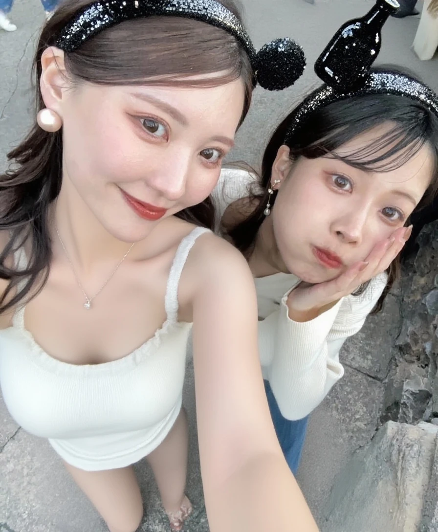 (realistic、high resolution:1.3)、 1 girl with perfect figure、selfee、((white skin:1.3))、big breast、white bikini、looking at viewers、super fine face and eyes、long hair、 in bedroom, sit on the bed、upper body、half body
