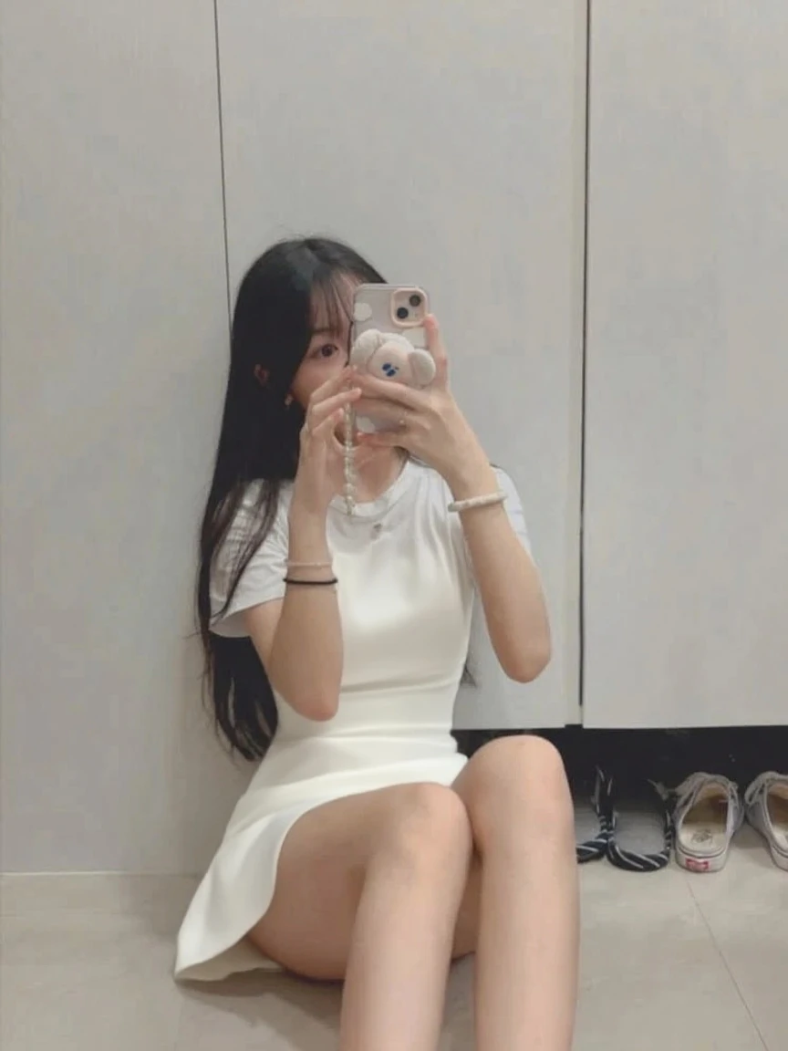 A woman takes a selfie while sitting on the floor, Photos of slim girls, Anime girl squatting, She is about 20 years old, She is about 20 years old, Low quality video, Smooth white tights set, 1 8 Yes, She is about 16 years old, Ghost Festival