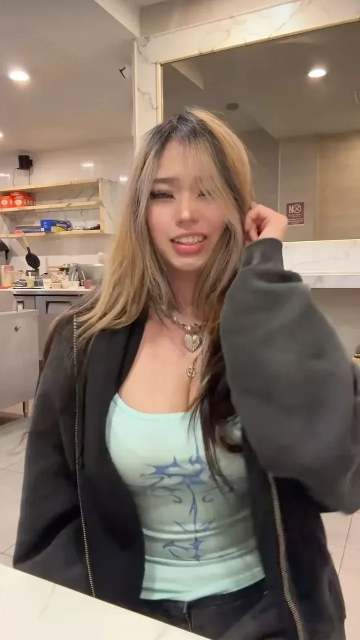 ((top-quality、8K、masterpies:1.3))、Japan idle、Beautiful woman with slim abs accent:1.3、Black hair twintails、Super boobs:1.4)、Maldives beaches、Black string bikini、Super Detail Face、Delicat eyes、二重まぶた、Soft breasts、facial expression of smile、Ultra exposed cleavage、full body Esbian、Sit on a stool、((opens legs))