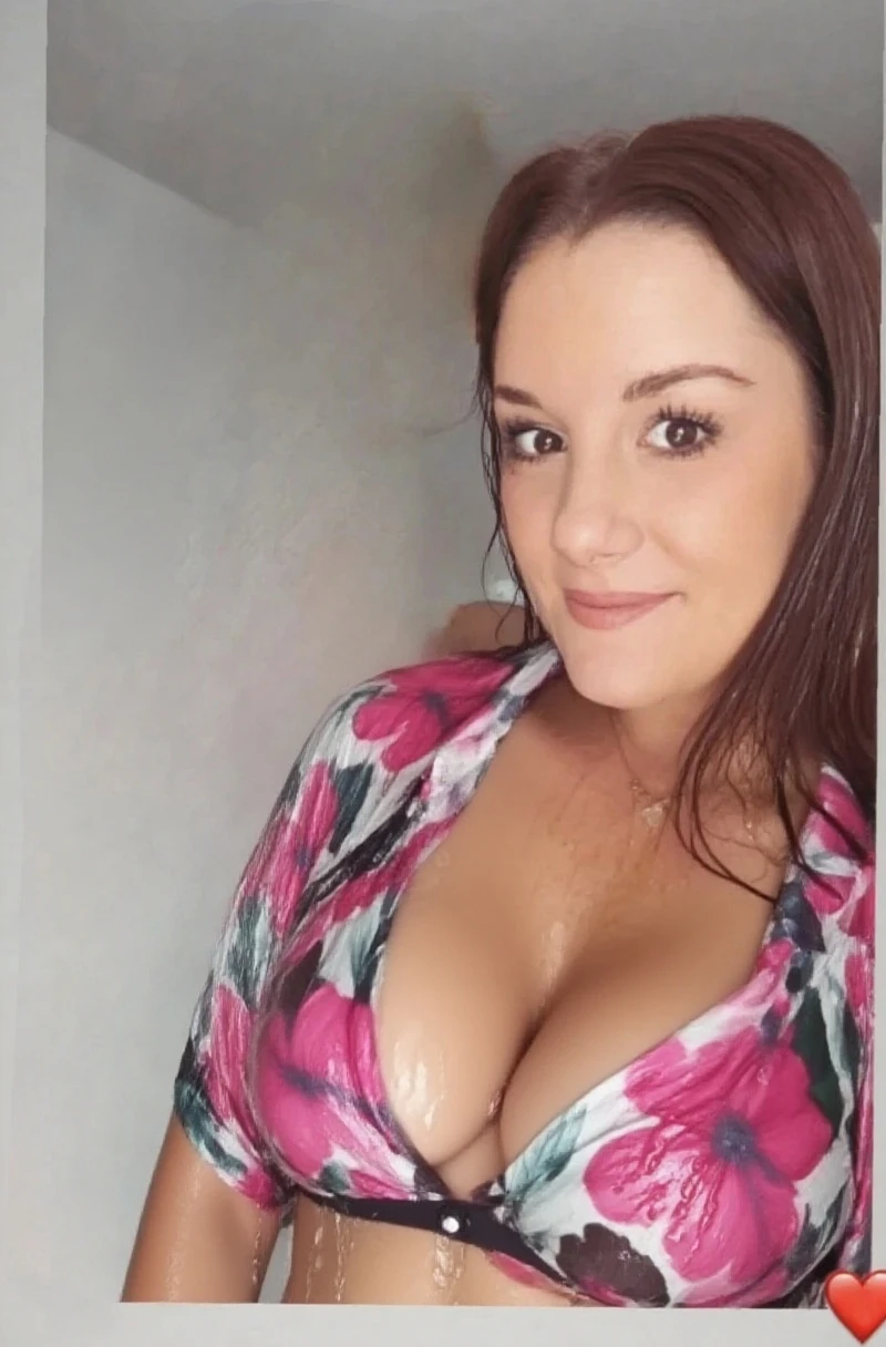 mulher sorridente em verde e branco camisa quadriculada segurando uma faca, cheeky smile with red lips, imagem de perfil, usando uma blusa, com um sorriso sedutor, foto da roupa, vestindo camisa, clivagem, 🤬 🤮 💕 🎀, Alanis Guillen, Lorena Avarez, foto de perfil, vestindo verde, fernanda suarez, 3 0 anos de idade mulher