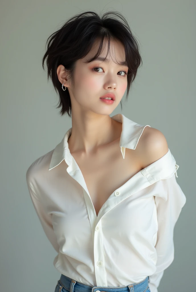 Highest quality、masterpiece、Ultra-high resolution、(Realism:1.4)、1 girl、In a pale background、Deep Shadow、Low Key、Shortcuts、Upper Body、sex appeal、Wearing a shirt、Only a little skin is exposed