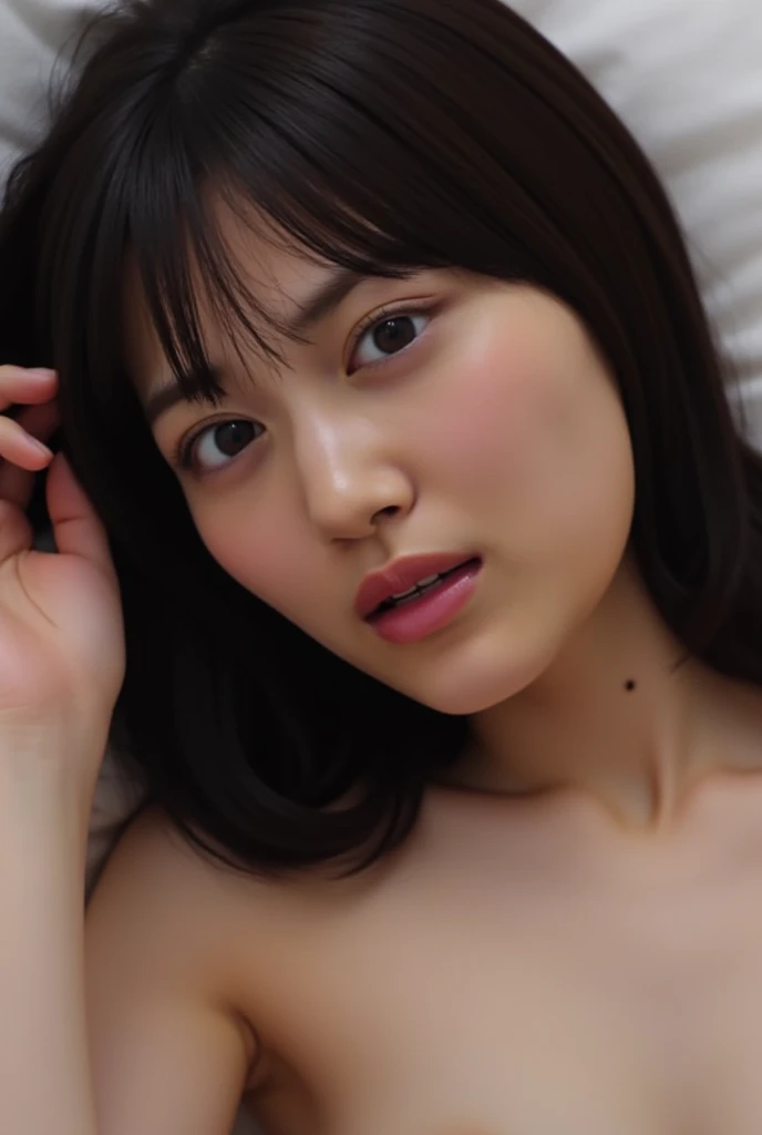 Bedroom　naked　Sober woman　close up of face　black hair　Ugly　thin face