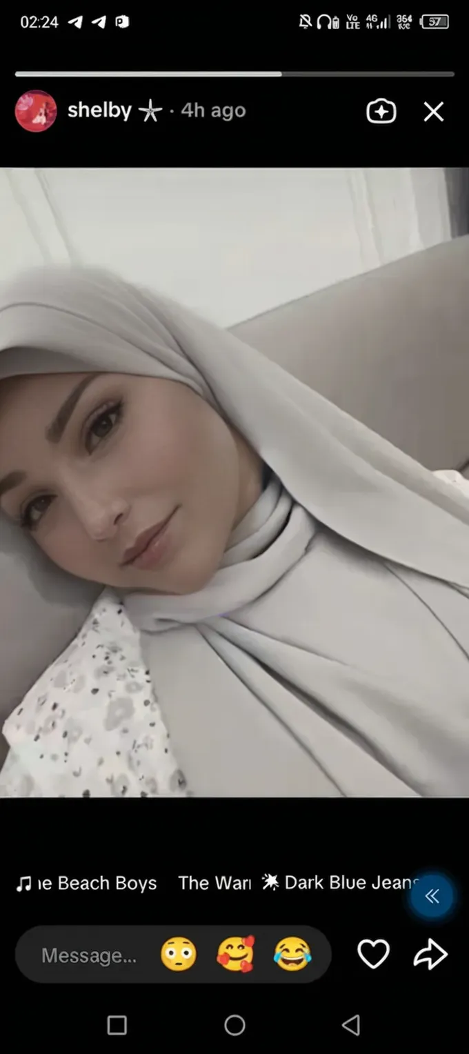 noiva in white robe and veil posing for a picture in a hotel room, vestindo capuz de seda branco, com maquiagem profissional, noiva, hijab branco, wearing a veil, Arabic, linda mulher judia, veils and jewelry, Arabic, Maquiagem tradicional, vestindo vestes brancas!, maquiagem de marfim, wearing translucent veils