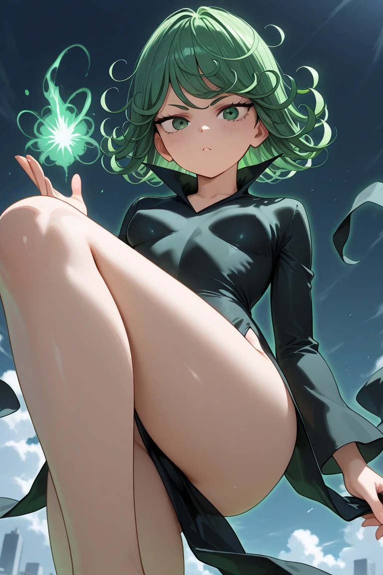 Tatsumaki, sentada en el suelo, enfoque en los pies descalzos, cabello verde, vestido ?????, one punch man