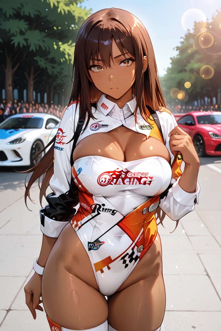 qualidade superior、membros completos、dedos completos、1girl、((uma mulher bonita、solo))、Seios grandes bonitos、medium hair、poneyCauda、race queen costume、Mulher no leotard vermelho e branco com logotipo、Red arm cover、Guarda-sol tricolor、Mulher com bota longa branca1 Circuito、formula 1、F1、carro de corrida))、poses、Um grande sorriso