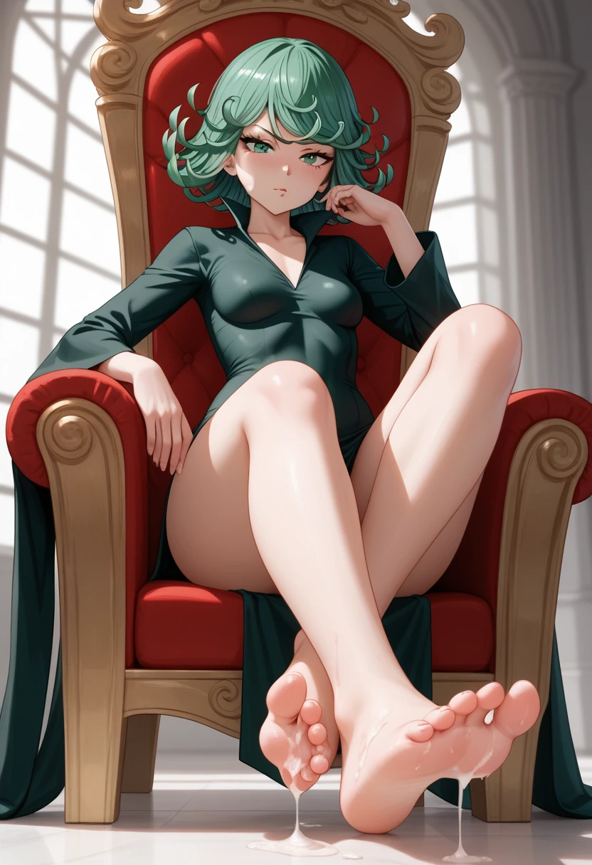 tatsumaki, 1 chica, Solo, ojos verdes, pelo verde, senos, small senos, nipple protrusion: 2.0, Ondulado, mirar al espectador, Fondo simple, Muslos, Pierna alta, Cabello invertido, rubor, golpes, cabello corto, pelo medio, tiro de vaquero, of the highest quality, high resolution, tacones altos, cuerpo completo, desnudo, pierna cruzada, session, chaqueta de cuero, actitud ruda