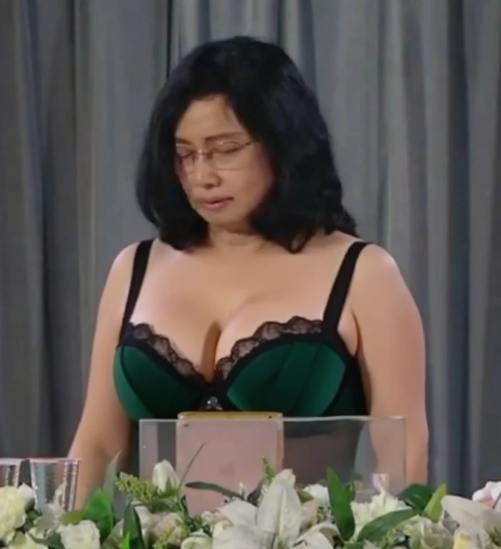 девушка французские косички цветglasses, glasses, And bra, Selfie with camera at wedding, opened mouth, eyes of revenge 