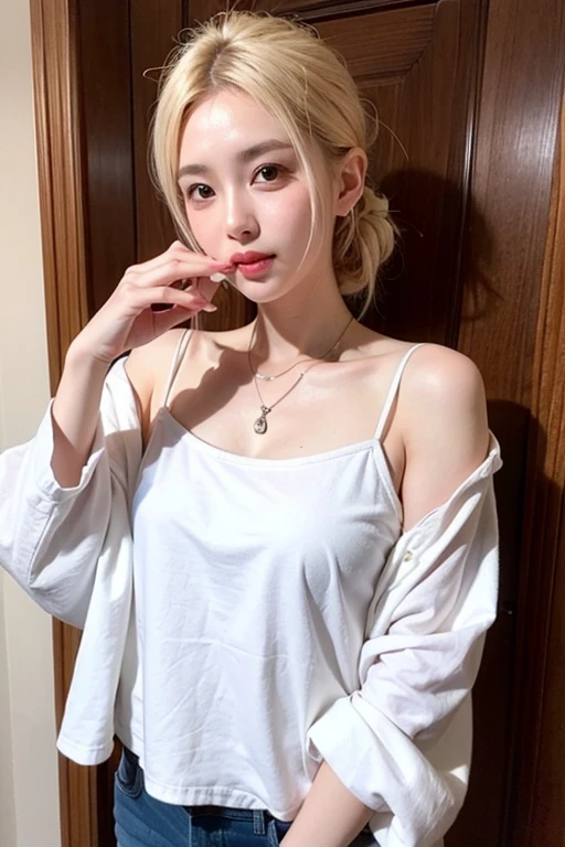 holding one&#39;s finger in one&#39;s mouth、Sucking fingers、saliva is coming out of the mouth、Saliva is stringy