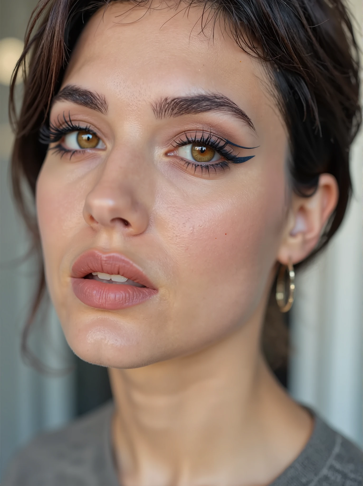 a woman, with a floating eyeliner in a bright color and a neutral, matte lip, the face showing a modern and artistic style