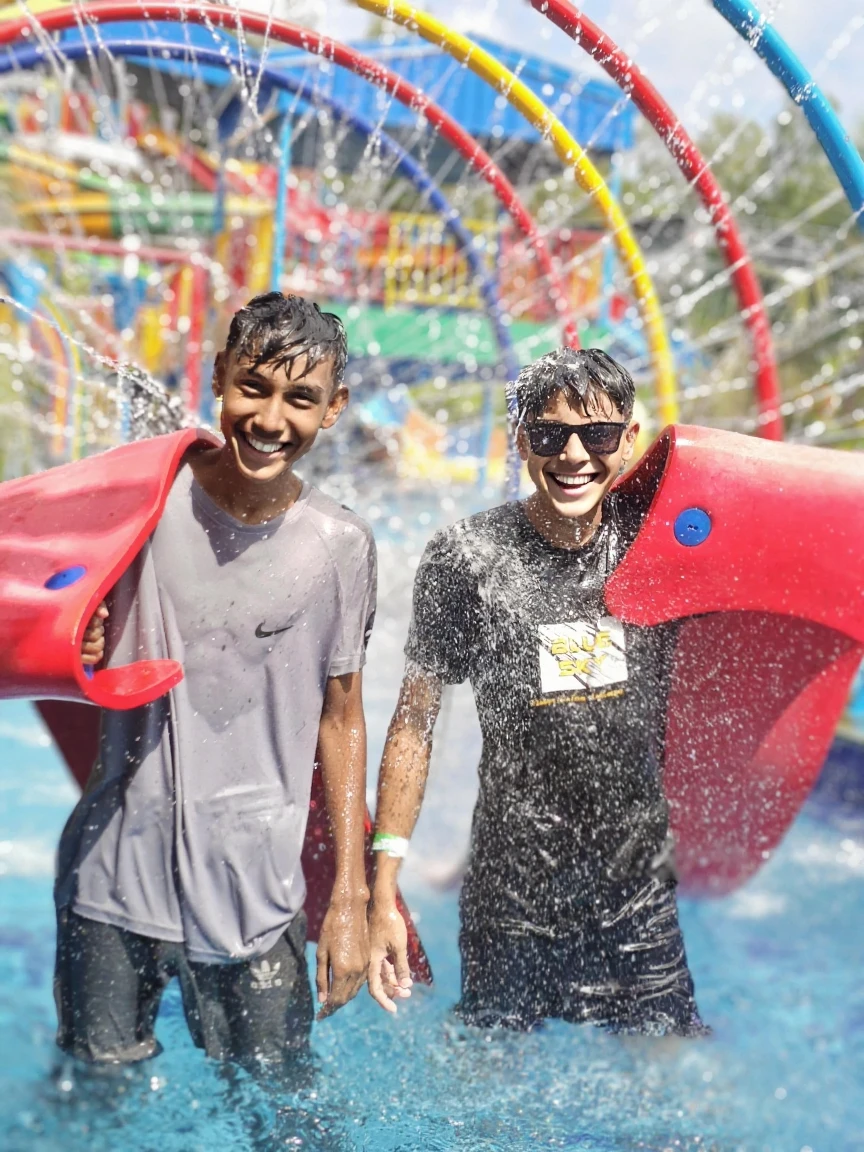 There are two men who are standing in the water, brincando em cachoeiras, banho em cachoeira, summer weather, divertindo-se, com uma cachoeira, Espirrar, Divirta-se, com cachoeiras, Divertindo-se ao sol, Chriss Foss, sob uma cachoeira, Standing in a waterfall, Celebrando, vista deslumbrante, information, Divirta-se