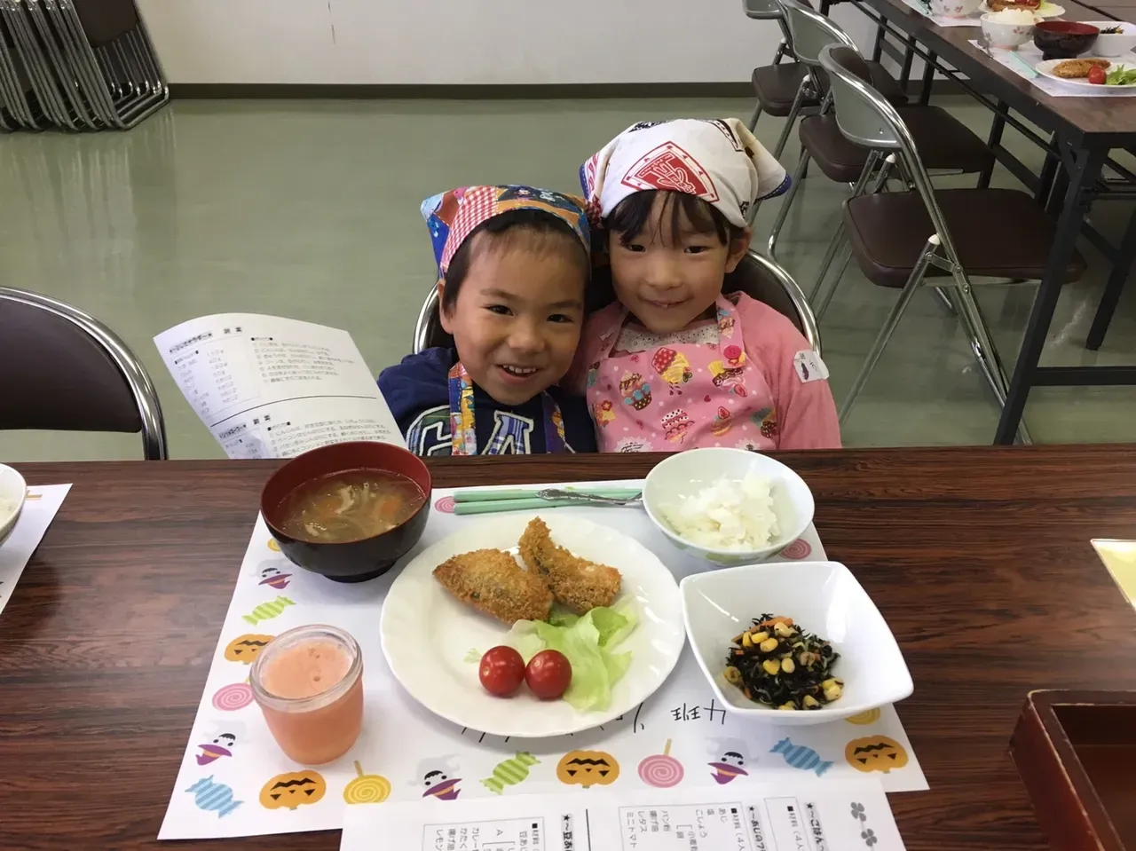 Japanese、4-year-old、Two people、Boy、Birthday party、Wink、laughing、peace sign
