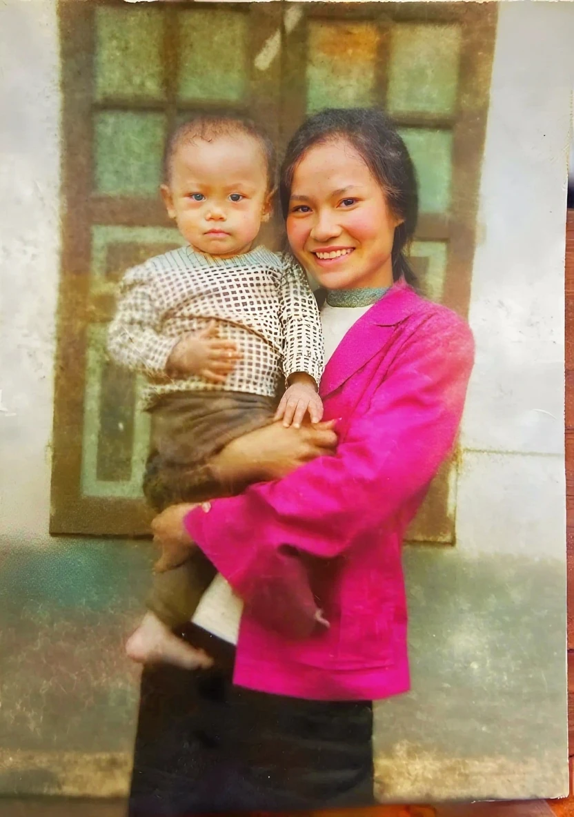 There are three children and a woman with glasses who are posing for a photo together, an indonesian family portrait, family portrait, altamente detalhado, Happy family
