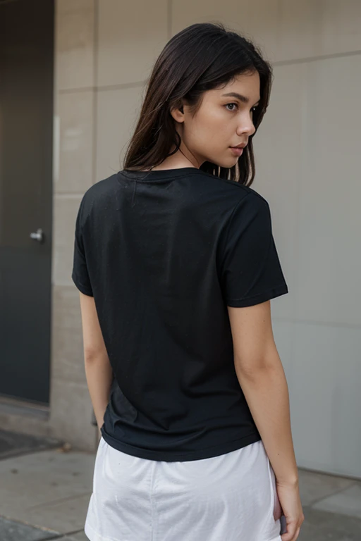 Mulher linda de camisa preta e shorts curto cinza posando para foto, shorts curtos, tampo preto, camisa preta, black sweater, manga comprida, vestindo uma camisa preta, wearing a black sweater, camiseta preta, roupas pretas casuais, Loose - blusas justas, roupas pretas, vestindo camiseta preta, roupas pretas, roupa preta, manga larga cropped, vestindo uma camiseta preta, mini shorts, shorts de nylon, shorts tennis.