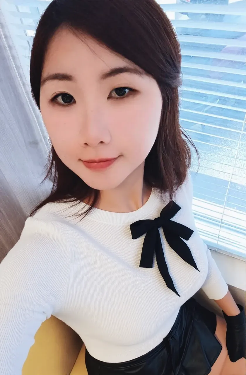 Selfie、Black clothes、Light clothing、Laughing、bed、Lying down、Very short hair、short、ベリーshortカット、Highest quality, figure, Super detailed, In detail, High resolution, 8k wallpaper, Perfect dynamic composition, Beautiful attention to detail, dress,Medium Hair, Small breasts、Natural color lip, Random sexy poses,smile,24-years-old