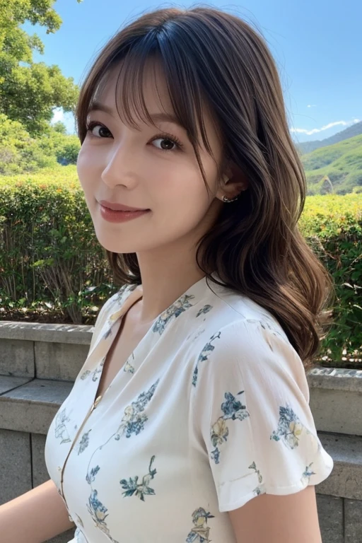 Smiling woman sitting on sofa。Age is 35 years old。Stand-up collar blouse。The color of the blouse is pearl white.。The skirt is a beige tight skirt.。White high heels。looking at the camera。