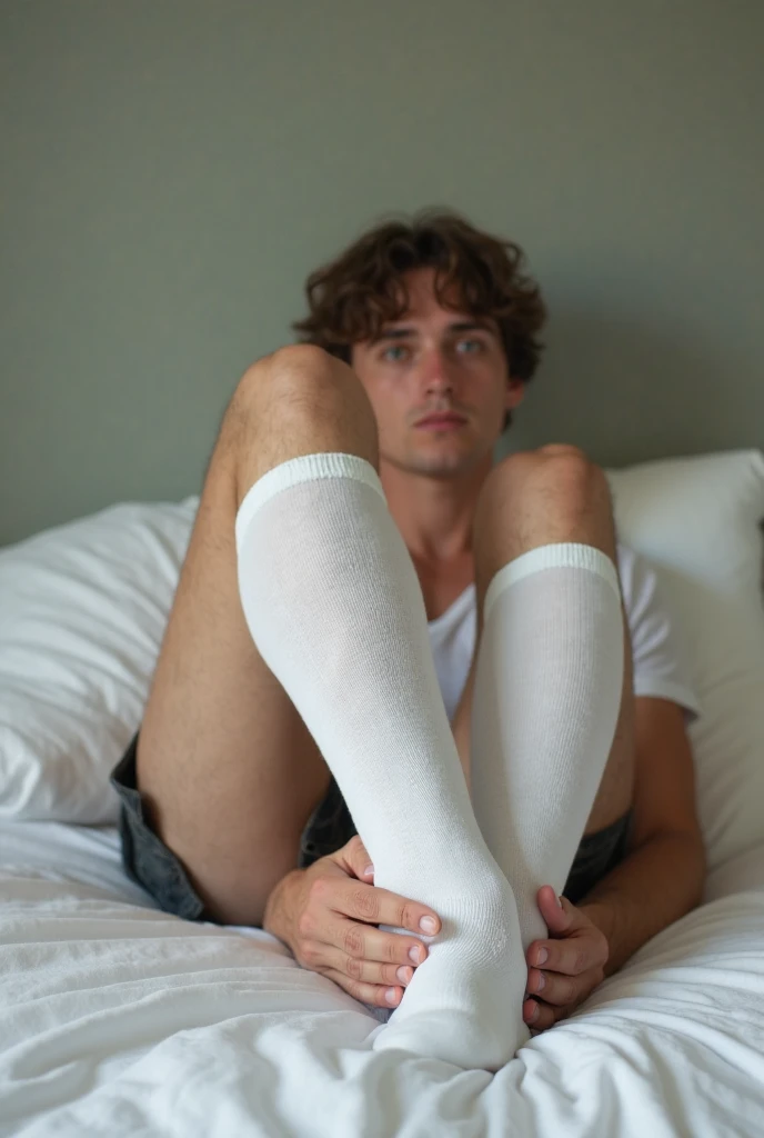 Handsome guy wearing only super dirty socks,Feet are dirty,stench,There is a very large bulge on the span,There is a huge bulge between the legs,only worn