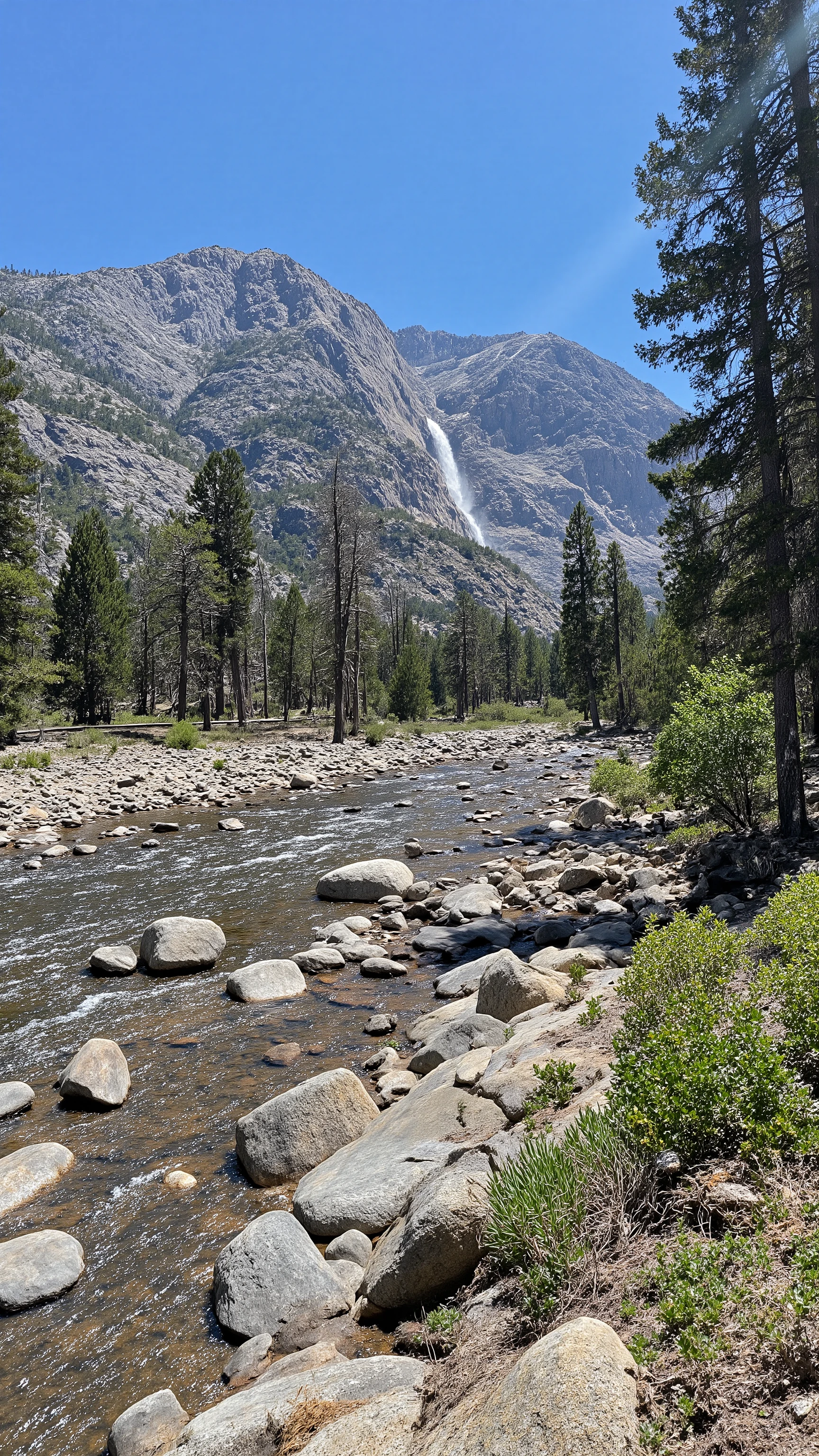 highdefinition image、capture the grandeur of California's Yosemite Park、clear large and small rivers flowing between towering white granite cliffs、the many huge waterfalls that flow down there、valleys and trees々Clear large and small rivers flowing between、