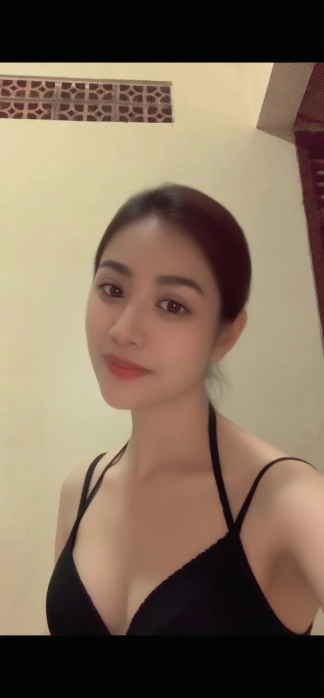 A woman is cooking.、(Kitchin_apron:1.Wear 3)、Good hands、10、high-reaster-piece、highest quality、head:1.3、((Hasselblad photo))、Fine Skin、crisp focus、(Light like a movie)、gentle lighting、Dynamic Ungle、[:(detailed face:1.2):0.2]、The ????? is large.、Sweating, skin flow.:1.2、(((In the kitchen))) ?????? smile　Audience view　Colossal　having　sleeveless　Quench the upper arm.　I'm sticking out.　?????????　??????? are visible.　cleanliness　Large kitchen　bedroom　Wine Glass　　 Negative prompt　Pubic hair can be seen.
Negative Pro, smiling, ((detailed face )), ((detailed beauti ??????)), ((detailed body ((?????)))) , (((The massage central))), (((room master))), Highly detailed face and skin texture, Detailed eyes, Double eyelid