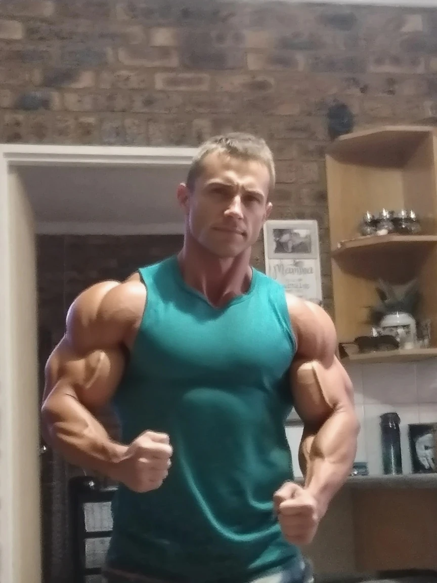 Big muscles on steroids, Bodybuilder in the mass phase, 