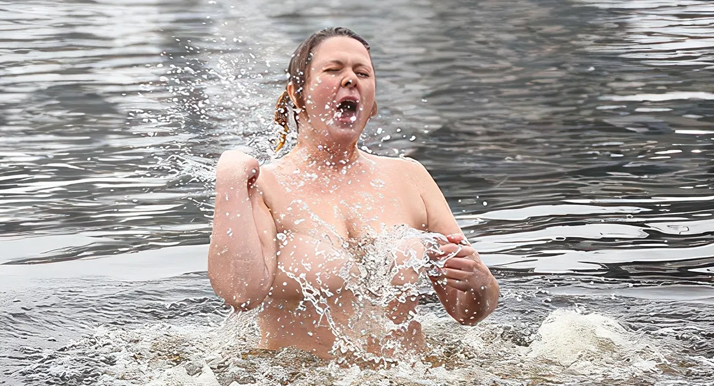 ((masterpiece, highest quality, Highest image quality, High resolution, photorealistic, Raw photo, 8K, proudly showing , large thighs, standing up, snow around, entire body, feet, face close up)), (((, fully , no bra, no panties, barefoot))) on the beach, in the water, playful