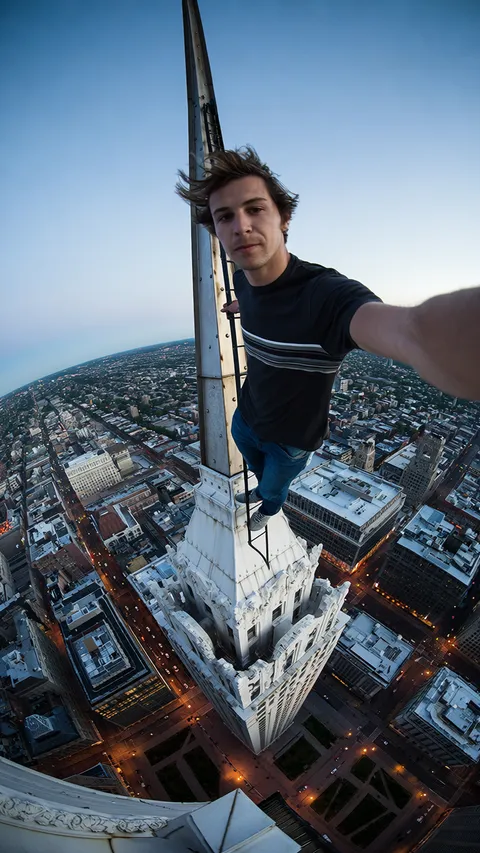 Edge of the World! Street Parkour 😱
