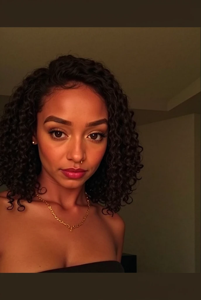 Obra maestra, of the highest quality, Una chica, pelo ?????, pelo muy corto, corte duendecillo, Camisola、Bronceado, Pecho mediano, pelo despeinado, noche, Ver a tus espectadores, rubor, gargantilla,Todo el cuerpo、Vista frontal、decoy、(((Mirada condescendiente)))、proud expression、manchas