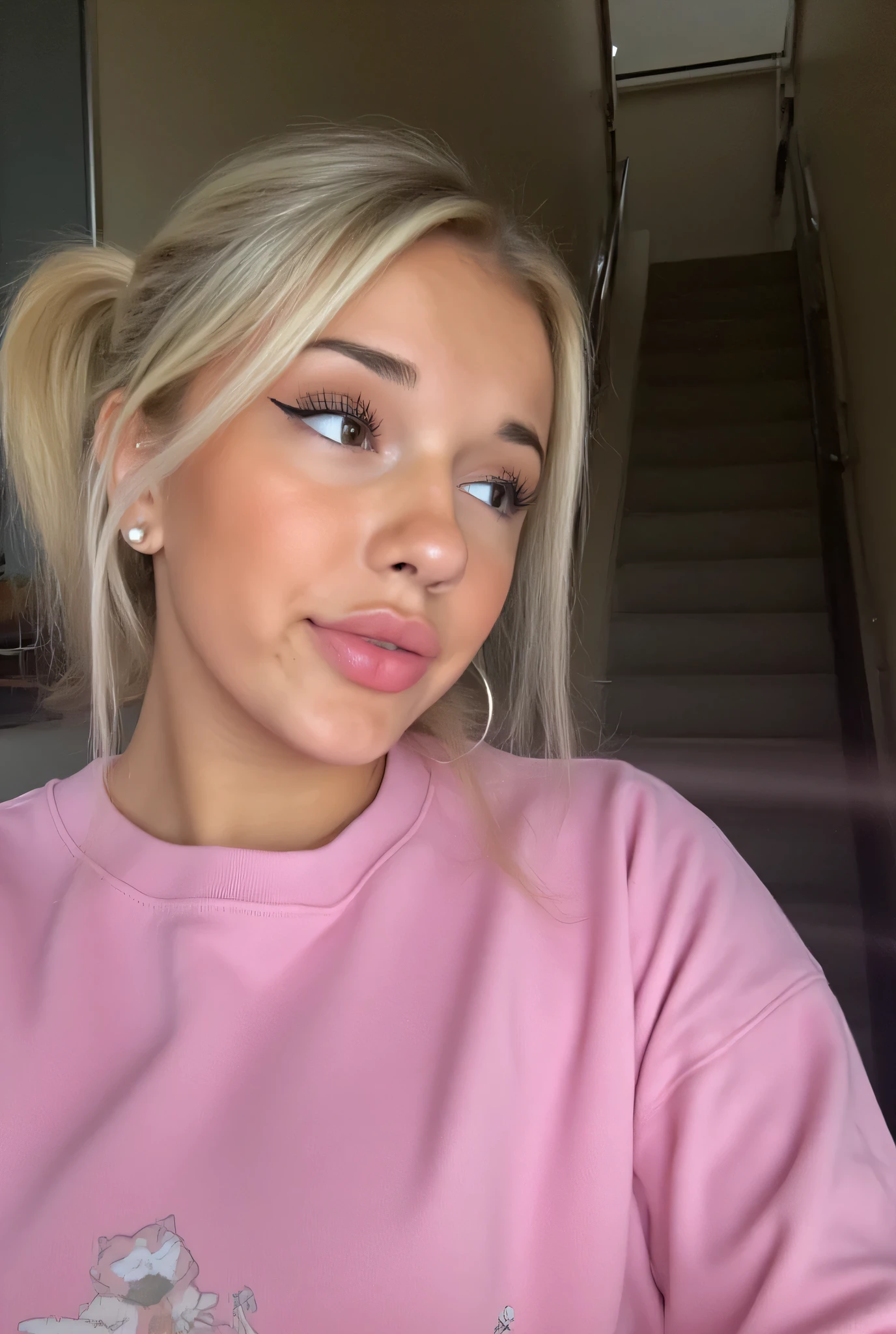 1girl, selfie dans un ascenseur, femme blonde, emo_Coiffure, lips, Gros tour de cou, eye-liner, eye shadow, mascara, smoky eyes, chambre, natural lighting, visage parfait, emo, gros seins, pink sweatshirt sombre par-dessus l'épaule