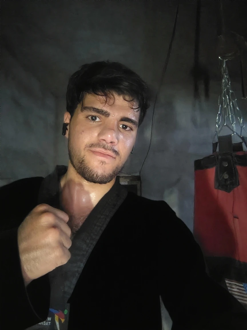 Leave an image with more hair in the central region of the forehead, making you less bald as possible. Deixar a barba mais cheia e bigode bem mais desenhado, moldar um queixo e queixo mais quadrados. Rustic and more masculine appearance. Imagem de corpo inteiro. Jumped muscles, strong arms. Pernas torneadas e grossas. Homem de jeans e recortes desgastados, camisa preta gola polo, blazer estilo alfaiataria creme, valise preta de couro, low quality glasses with thin frames and black color. Foto realista, perfil sedutor e muito atraente, e um sorriso discreto e malicioso.