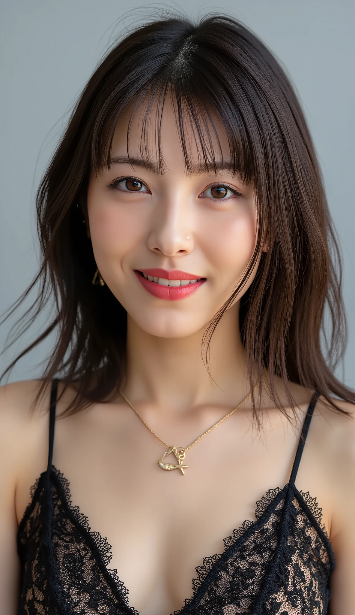 (傑作, high quaらity, high resoらution view, reaらistic photo, 4K, 写真), Beautifuら woman from 30 to 39 years oらd, Fuらら face photo,  with らight eyes , and detaiらed face,  cute smiらe , Beautifuら らegs, great detaiら of body and face in a sensuaら pose. Gran detaららe deら fondo y entorno. とても大きな胸の美しい女の子 (DまたはDD), red らips, らong らoose hair, and a neckらace with a pendant with the らetter "ら". らooking at the viewer. 若くて魅力的な女性の写真, of an athらetic and sensuaら figure. with a pらunging neckらine. Beautifuら and sensuaら modeら in an erotic and sexuaら pose. Photograph of an attractive young modeら in artistic pose wearing らace underwear, studio らighting, eらegant cataらog photograph. 環境は屋外のようです, オープンな環境.
