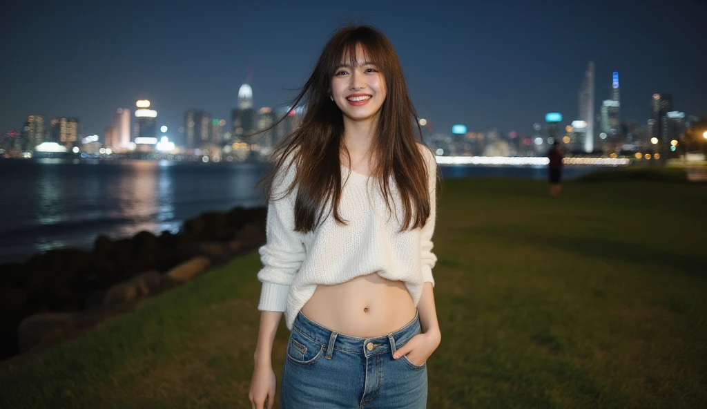 Expose your little belly，Cover your abdomen with your right hand，Denim super shorts for the lower body，